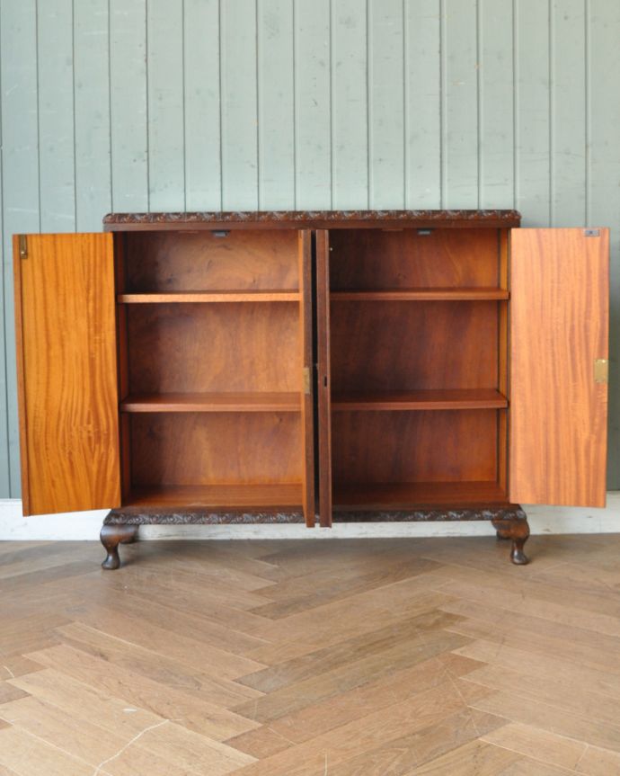 アンティークのキャビネット　アンティーク家具　ウォルナット材の木目が華やかなカップボード、ガラス天板のアンティーク家具。棚板があるので整理しやすいです。(q-757-f)