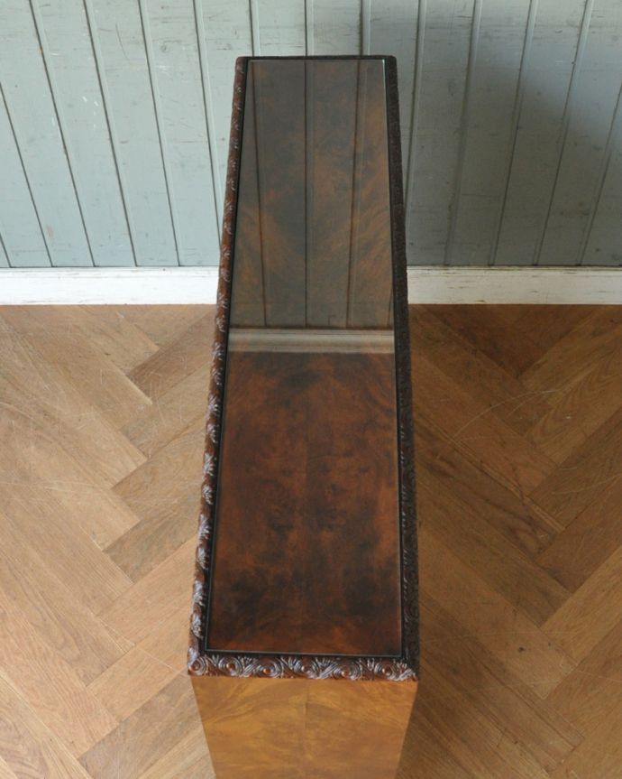 アンティークのキャビネット　アンティーク家具　ウォルナット材の木目が華やかなカップボード、ガラス天板のアンティーク家具。天板にはガラスが乗っています。(q-757-f)