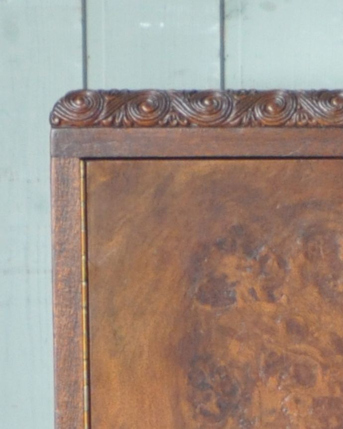 アンティークのキャビネット　アンティーク家具　ウォルナット材の木目が華やかなカップボード、ガラス天板のアンティーク家具。高級感漂うさりげない彫木目のジャマをしないように、さりげなく施されている彫がなんとも美しい。(q-757-f)