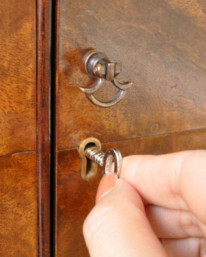 アンティークのキャビネット　アンティーク家具　ウォルナット材の木目が華やかなカップボード、ガラス天板のアンティーク家具。上品な取っ手と使えるカギ取っ手を引っ張っる度に、なんだかワクワクしちゃう…鍵はちゃんと使えるようにしました。(q-757-f)