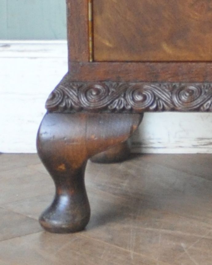 アンティークのキャビネット　アンティーク家具　ウォルナット材の木目が華やかなカップボード、ガラス天板のアンティーク家具。足元を華やかに魅せてくれる彫フェルトキーパーをお付けしてお届けしているので、女性1人でも床を滑らせて移動させることができます。(q-757-f)