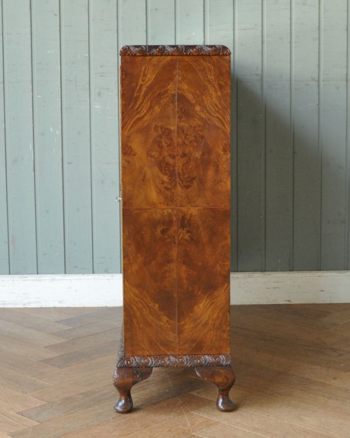 アンティークのキャビネット　アンティーク家具　ウォルナット材の木目が華やかなカップボード、ガラス天板のアンティーク家具。横から見る姿にまでこだわってますごまかせばいいのにって思っちゃうくらい（笑）横の面まで贅沢に珠杢を使っているんですよね。(q-757-f)