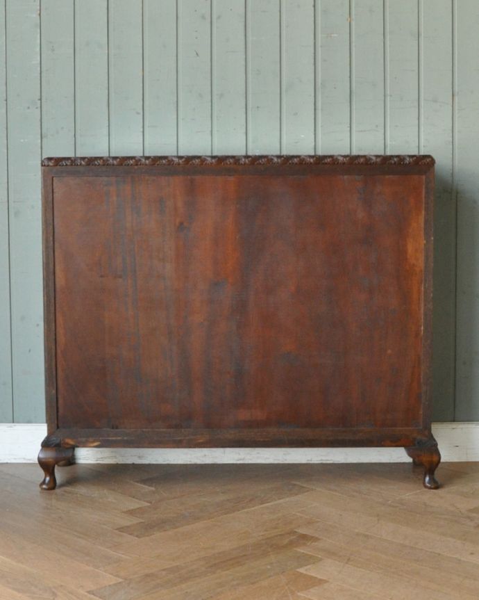 アンティークのキャビネット　アンティーク家具　ウォルナット材の木目が華やかなカップボード、ガラス天板のアンティーク家具。後ろ姿もキレイでしょう〜アンティークは新品ではないので、もちろん経年変化によるキズはありますが、専門の職人が目立たないようキレイにお直しをしているので、後姿までキレイです。(q-757-f)