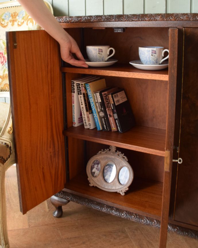 アンティークのキャビネット　アンティーク家具　ウォルナット材の木目が華やかなカップボード、ガラス天板のアンティーク家具。ショーケースのように、お気に入りの雑貨や食器を並べてみましょう。(q-757-f)