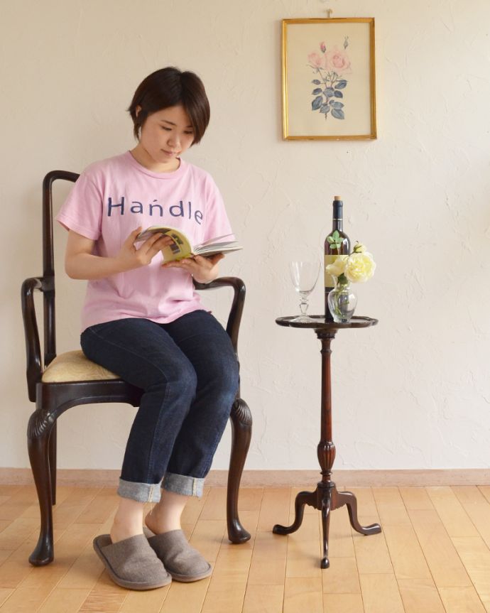 ロイドテーブル　アンティーク家具　上から見ても華やかなお花の天板、イギリスで見つけたアンティークワインテーブル。ソファの前に持ってくれば、ちょうどいいサイドテーブルに。(q-758-f)