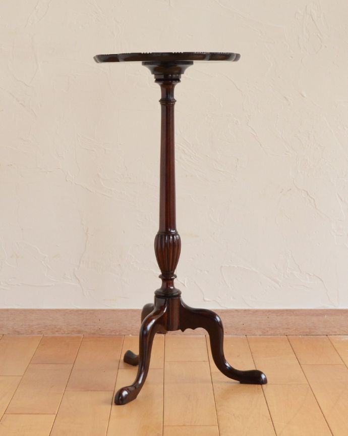 ロイドテーブル　アンティーク家具　上から見ても華やかなお花の天板、イギリスで見つけたアンティークワインテーブル。美しい彫りのデザインと脚先の優雅なカーブが自慢のテーブルです。(q-758-f)