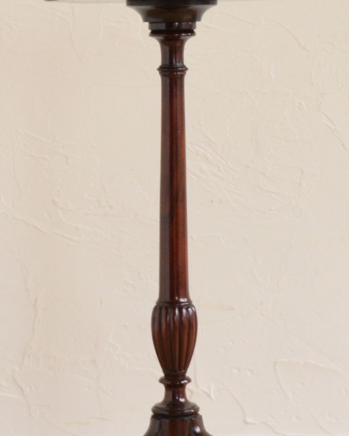 ロイドテーブル　アンティーク家具　上から見ても華やかなお花の天板、イギリスで見つけたアンティークワインテーブル。１つ１つキレイな装飾には、思わずうっとりしてしまいます。(q-758-f)