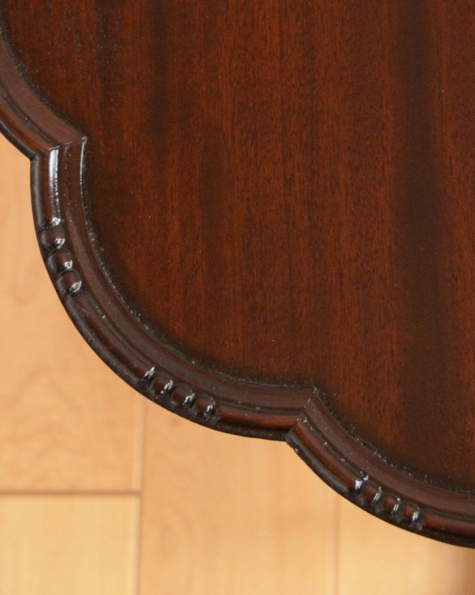 ロイドテーブル　アンティーク家具　上から見ても華やかなお花の天板、イギリスで見つけたアンティークワインテーブル。エレガントな装飾を施した天板。(q-758-f)