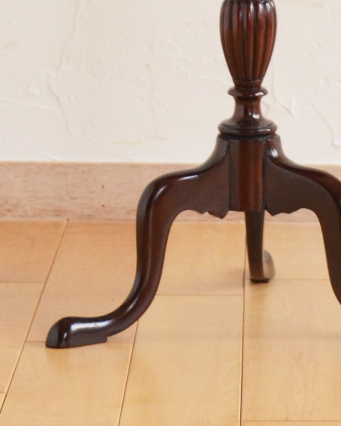 ロイドテーブル　アンティーク家具　上から見ても華やかなお花の天板、イギリスで見つけたアンティークワインテーブル。きちんと修復しているので、届いたその日からお使いいただけます。(q-758-f)