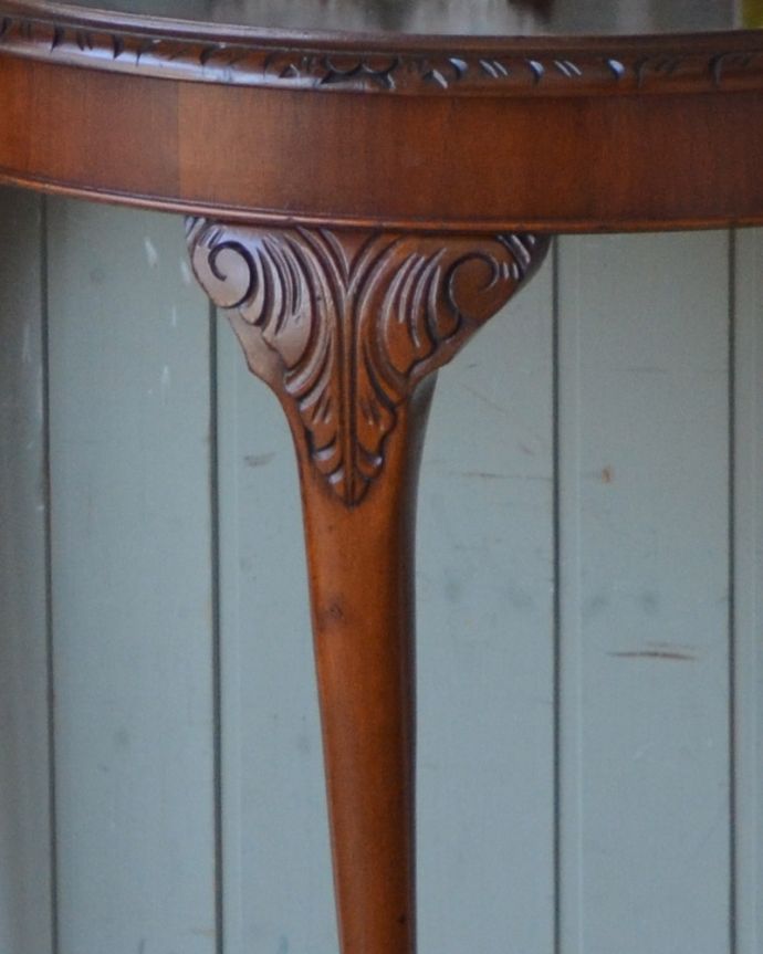 ロイドテーブル　アンティーク家具　英国のアンティーク家具、天板の木目が特に美しいコンソールテーブル（ウォルナット材）。脚の付け根には、このような優雅な装飾が刻まれています。(q-759-f)