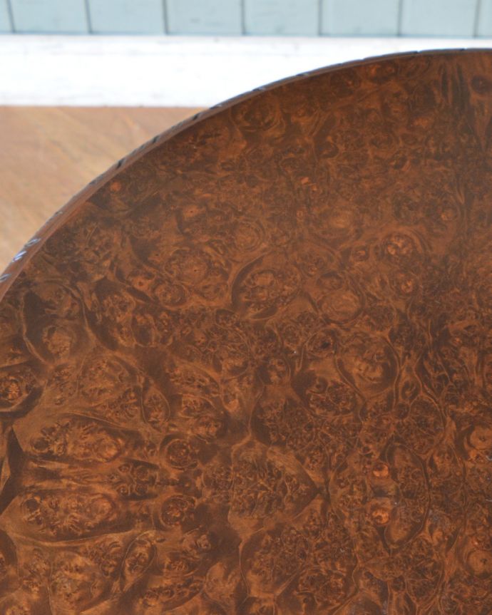 ロイドテーブル　アンティーク家具　英国のアンティーク家具、天板の木目が特に美しいコンソールテーブル（ウォルナット材）。惚れ惚れするような美しい木目です。(q-759-f)