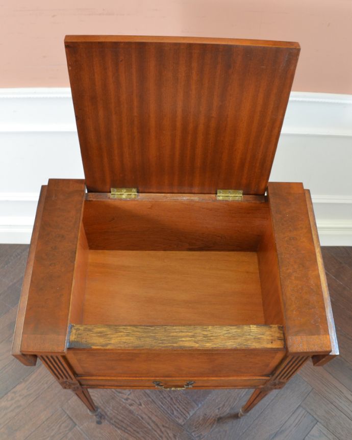 アンティークのチェスト　アンティーク家具　英国の便利なアンティーク家具、伸張式の素敵なソーイングボックス。天板を持ち上げると収納ボックスになっています。(q-760-f)