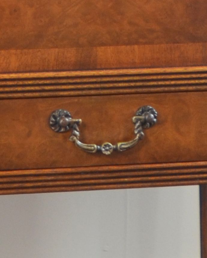 アンティークのチェスト　アンティーク家具　英国の便利なアンティーク家具、伸張式の素敵なソーイングボックス。引き出しの取っ手です。(q-760-f)