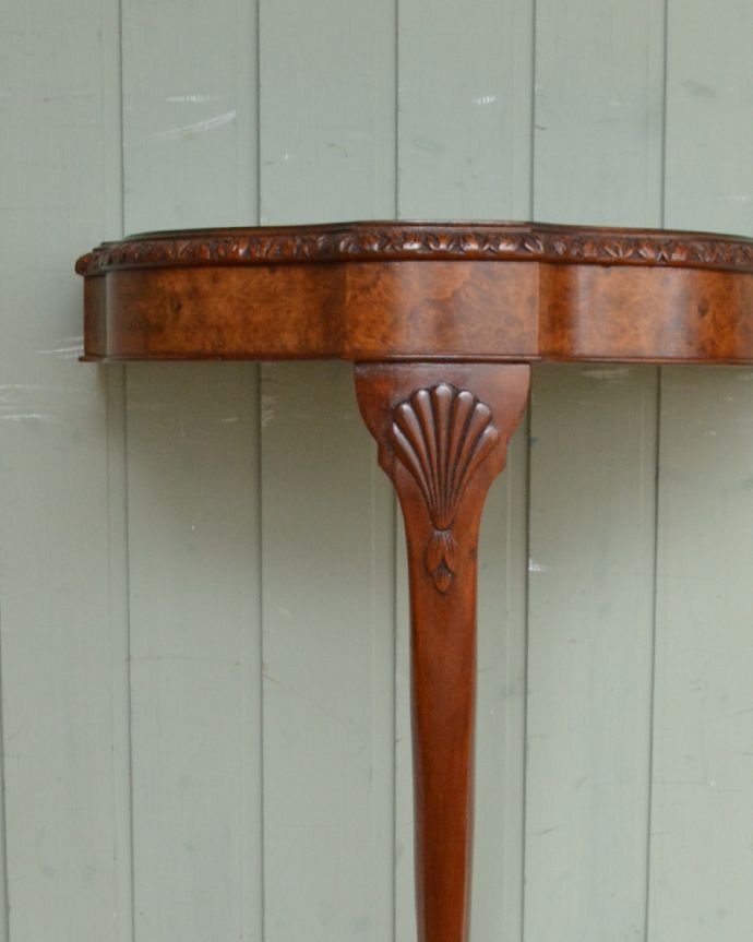 ロイドテーブル　アンティーク家具　イギリスで出会ったアンティーク家具、ウォルナット材の壁に取り付けて使えるコンソールテーブル。脚が細いので、シルエットがとても素敵なんです。(q-761-f)