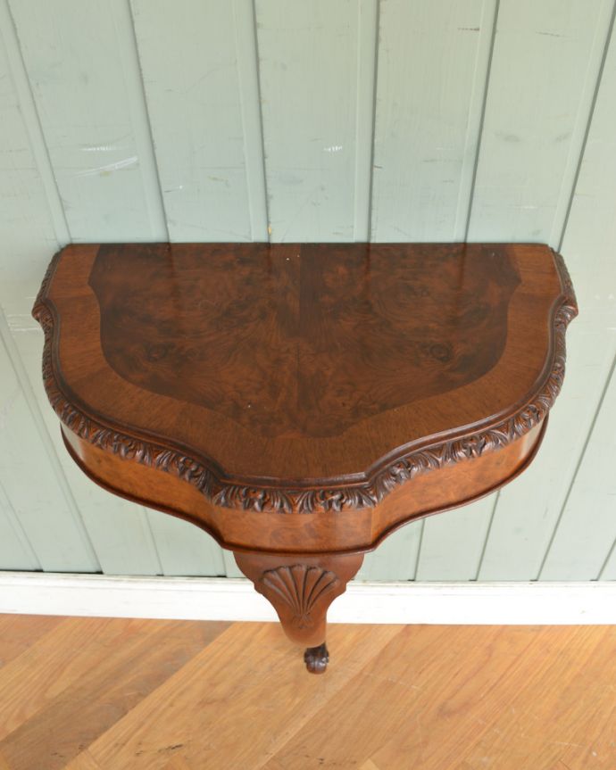 ロイドテーブル　アンティーク家具　イギリスで出会ったアンティーク家具、ウォルナット材の壁に取り付けて使えるコンソールテーブル。木目も美しい天板です。(q-761-f)