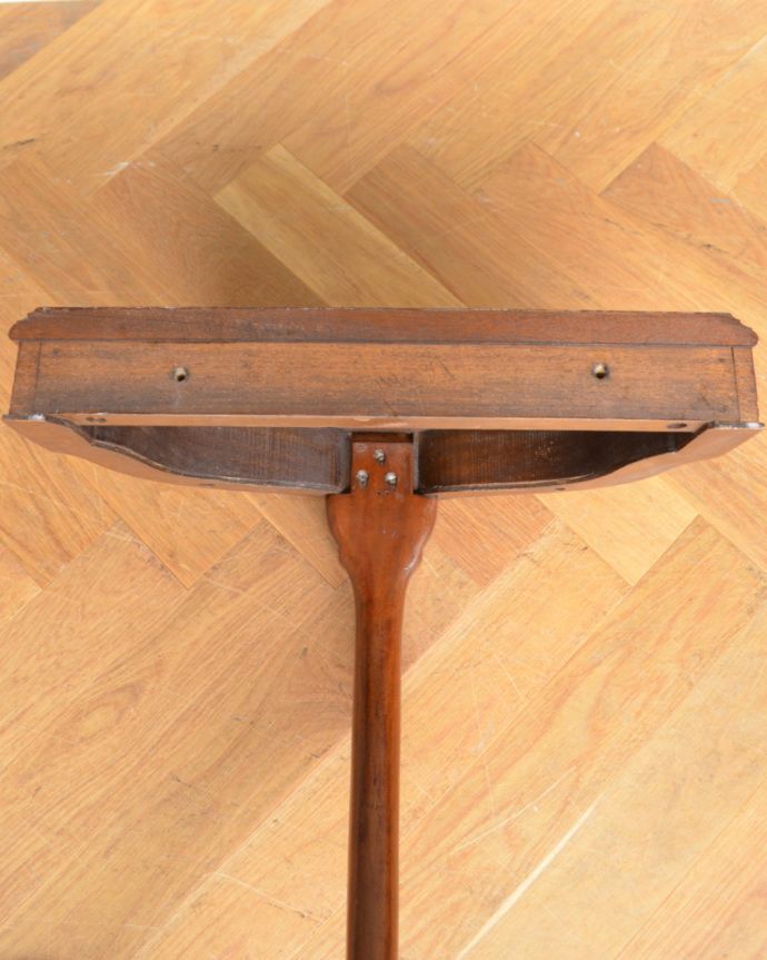 ロイドテーブル　アンティーク家具　イギリスで出会ったアンティーク家具、ウォルナット材の壁に取り付けて使えるコンソールテーブル。※アンティークは新品ではないので、もちろん経年変化によるキズはありますが、専門の職人が目立たないようキレイにお直しをしているので、後姿までキレイです。(q-761-f)