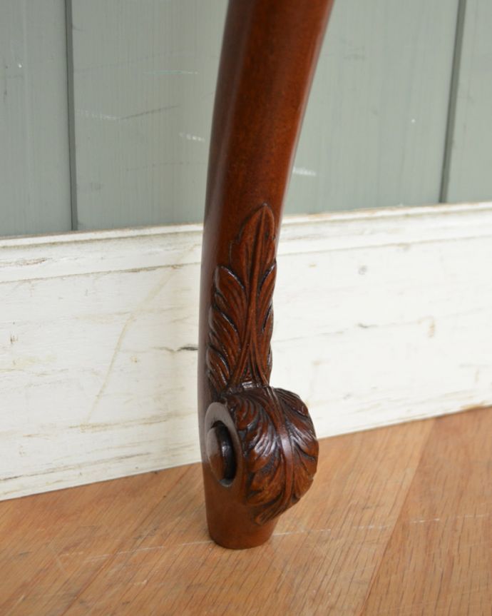 ロイドテーブル　アンティーク家具　イギリスで出会ったアンティーク家具、ウォルナット材の壁に取り付けて使えるコンソールテーブル。脚の先まで美しい装飾が付いています。(q-761-f)