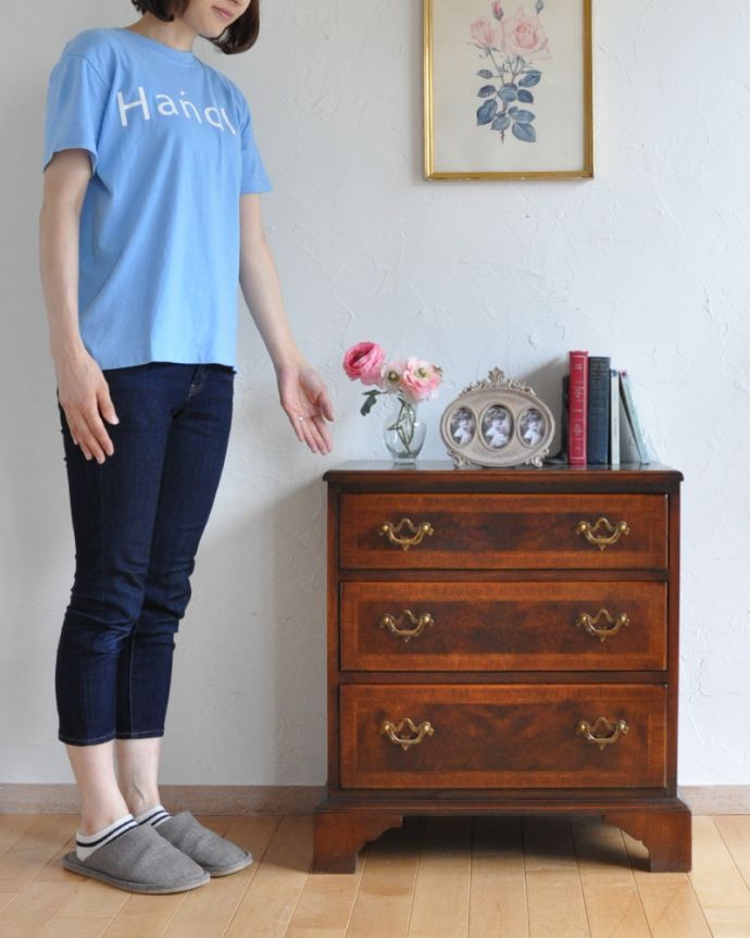 アンティークのチェスト アンティーク家具 高級感のあるアンティーク英国家具、木目が特に美しいチェストオブドロワーズ。高級感があって女性らしい優しいシルエット。(q-762-f)