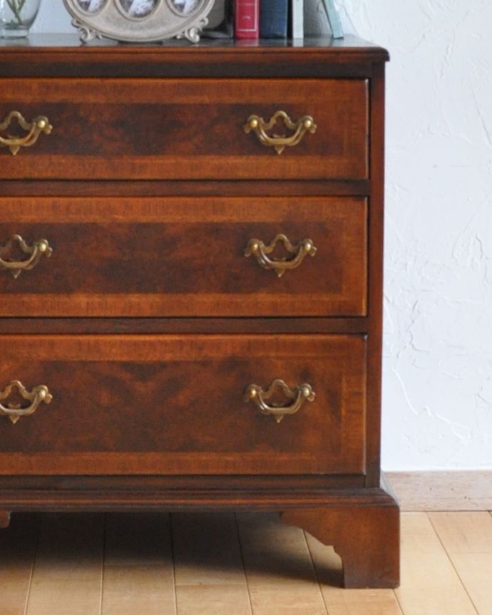 アンティークのチェスト アンティーク家具 高級感のあるアンティーク英国家具、木目が特に美しいチェストオブドロワーズ。品のある色合いと木目です。(q-762-f)