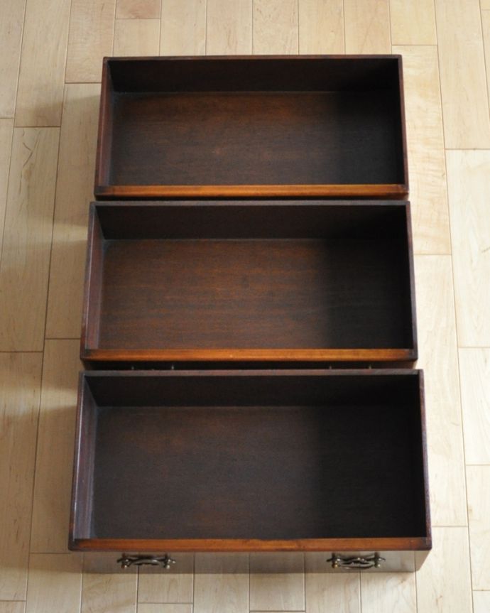 アンティークのチェスト アンティーク家具 高級感のあるアンティーク英国家具、木目が特に美しいチェストオブドロワーズ。引き出しは3杯。(q-762-f)