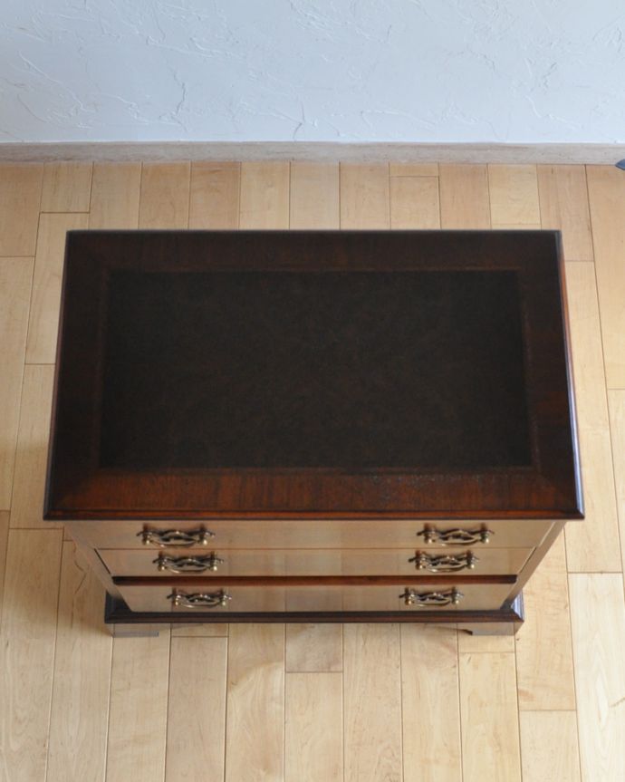 アンティークのチェスト アンティーク家具 高級感のあるアンティーク英国家具、木目が特に美しいチェストオブドロワーズ。天板も木目がキレイです。(q-762-f)