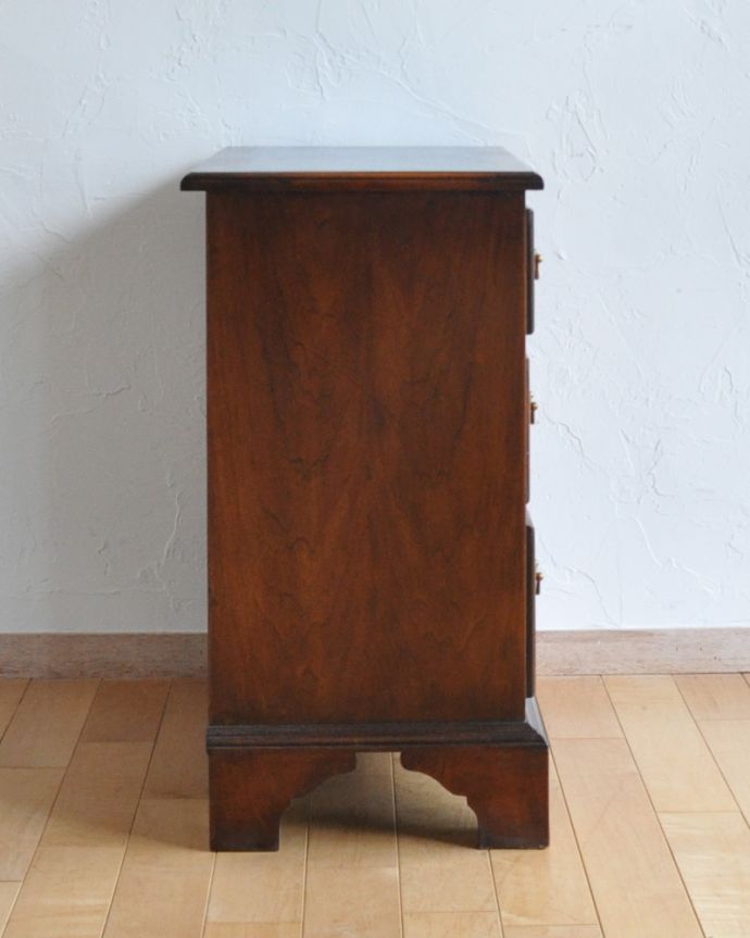 アンティークのチェスト アンティーク家具 高級感のあるアンティーク英国家具、木目が特に美しいチェストオブドロワーズ。サイドから見ても絵になります。(q-762-f)