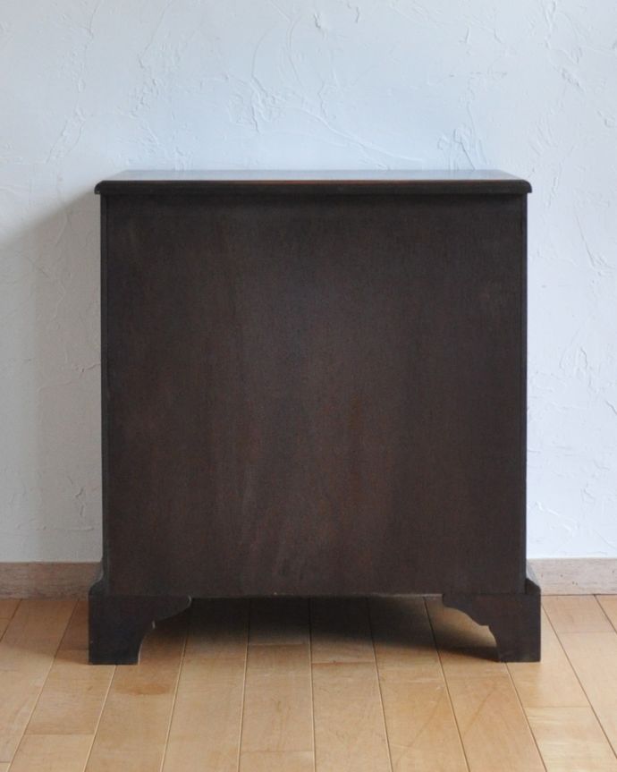 アンティークのチェスト アンティーク家具 高級感のあるアンティーク英国家具、木目が特に美しいチェストオブドロワーズ。きちんとメンテナンスしてあるので、裏側もキレイです。(q-762-f)