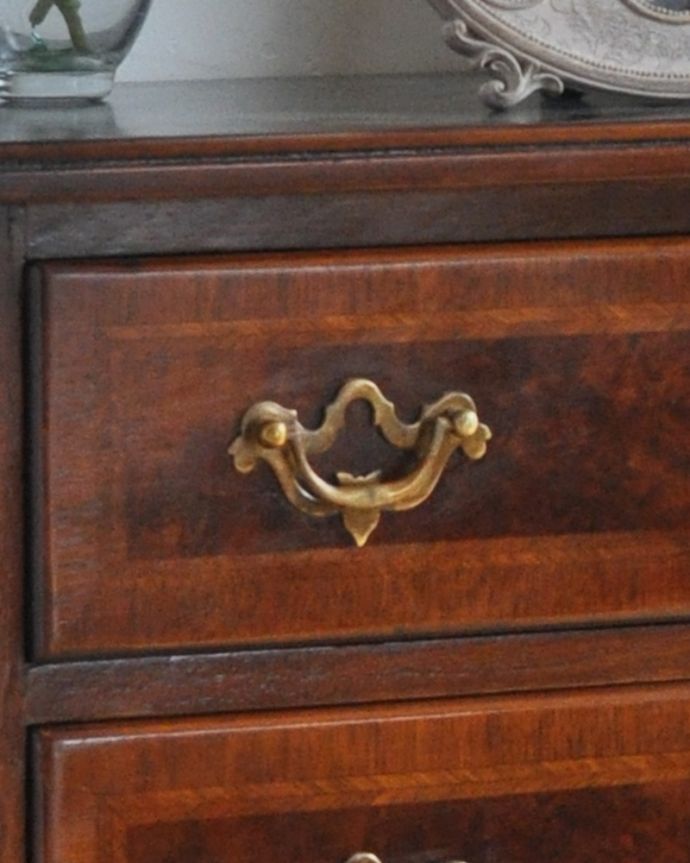 アンティークのチェスト アンティーク家具 高級感のあるアンティーク英国家具、木目が特に美しいチェストオブドロワーズ。ハンドル形のオシャレな取っ手です。(q-762-f)