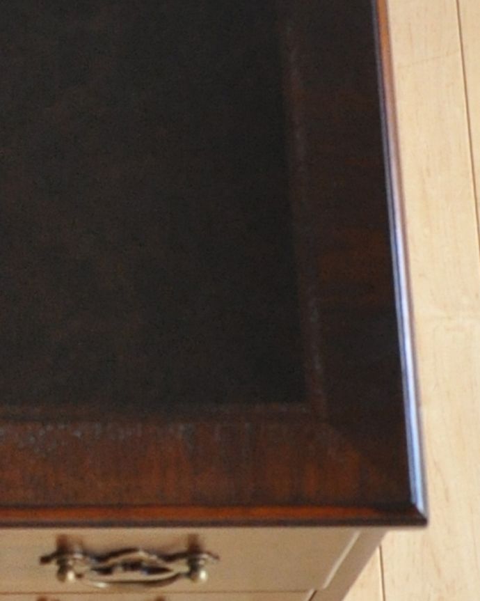 アンティークのチェスト アンティーク家具 高級感のあるアンティーク英国家具、木目が特に美しいチェストオブドロワーズ。さり気なく入った装飾。(q-762-f)