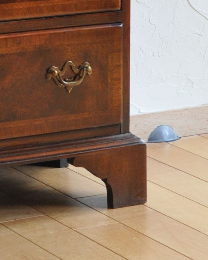 アンティークのチェスト アンティーク家具 高級感のあるアンティーク英国家具、木目が特に美しいチェストオブドロワーズ。しっかりチェストを支えます。(q-762-f)