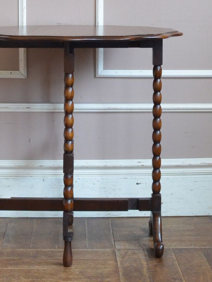 アンティークのテーブル　アンティーク家具　アンティーク英国家具、オーク材のチルトアップ式オケージョナルテーブル。細くて繊細なラインが美しい脚。(q-763-f)