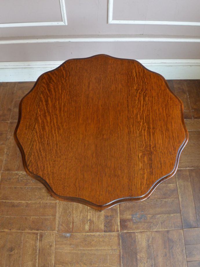 アンティークのテーブル　アンティーク家具　アンティーク英国家具、オーク材のチルトアップ式オケージョナルテーブル。滑らかな曲線が美しく、優雅な印象の天板です。(q-763-f)