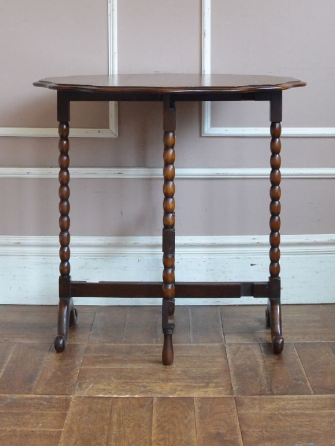 アンティークのテーブル　アンティーク家具　アンティーク英国家具、オーク材のチルトアップ式オケージョナルテーブル。持ち運びが楽で場所も取らないので、コーヒーテーブルとしても花器を飾る台としても使い勝手がいいですよ。(q-763-f)