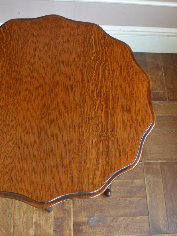 アンティークのテーブル　アンティーク家具　アンティーク英国家具、オーク材のチルトアップ式オケージョナルテーブル。天板のデザインがとても上品です。(q-763-f)