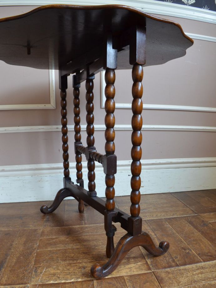アンティークのテーブル　アンティーク家具　アンティーク英国家具、オーク材のチルトアップ式オケージョナルテーブル。しっかりテーブルを支えます。(q-763-f)