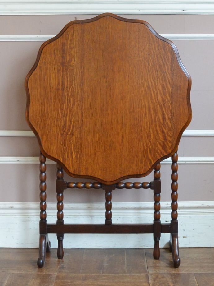 アンティークのテーブル　アンティーク家具　アンティーク英国家具、オーク材のチルトアップ式オケージョナルテーブル。こんなにコンパクトになります。(q-763-f)