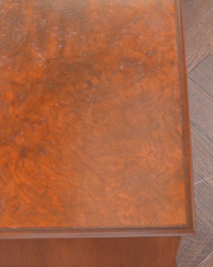 アンティークのチェスト　アンティーク家具　小さくてもお部屋の主役になる英国家具、 美しい木目のアンティークベッドサイドチェスト。美しいウォルナットの木目をお楽しみください。(q-764-f)