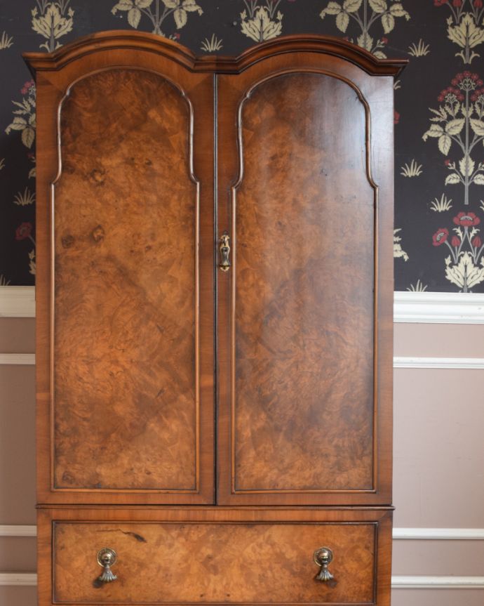 アンティークのチェスト　アンティーク家具　美しい曲線と木目に惹かれる、ウォルナット材を使った英国のアンティークカップボードチェスト。木目が美しく落ち着いた雰囲気のキャビネット。(q-766-f)
