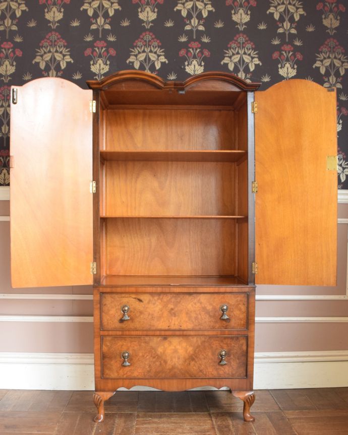 アンティークのチェスト　アンティーク家具　美しい曲線と木目に惹かれる、ウォルナット材を使った英国のアンティークカップボードチェスト。扉はきちんとお直しをしているのでスムーズに開け閉めができ、出し入れもしやすく使いやすいです。(q-766-f)