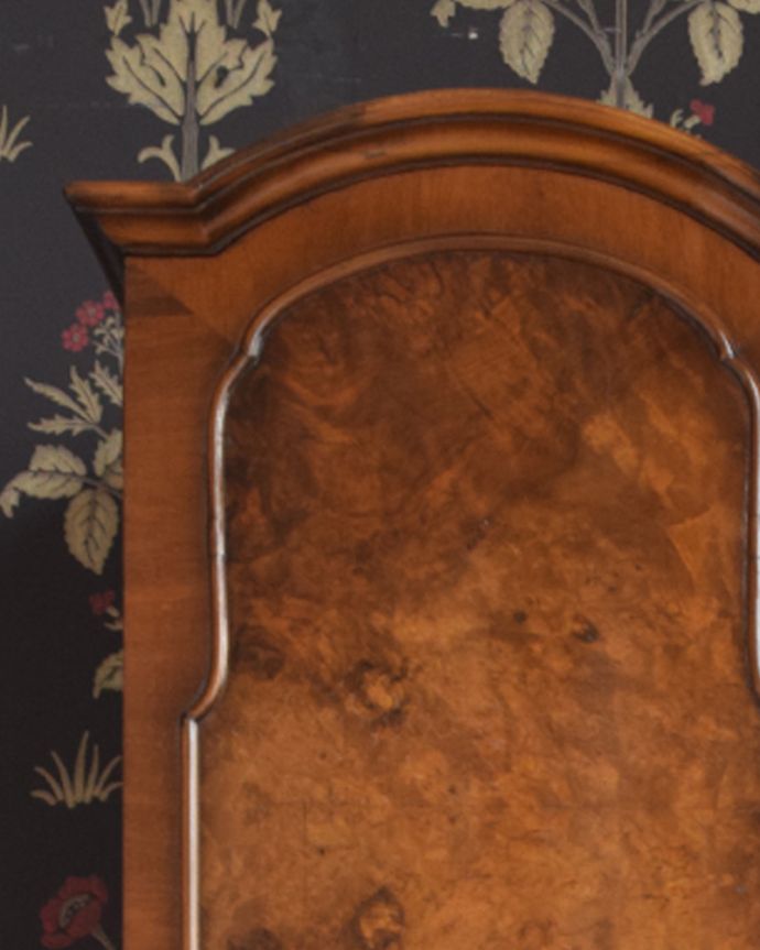 アンティークのチェスト　アンティーク家具　美しい曲線と木目に惹かれる、ウォルナット材を使った英国のアンティークカップボードチェスト。天井の部分もカーブしていてとっても優雅な雰囲気です。(q-766-f)