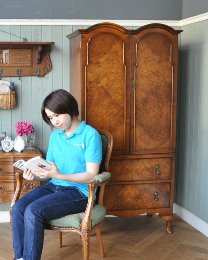 アンティークのチェスト　アンティーク家具　美しい曲線と木目に惹かれる、ウォルナット材を使った英国のアンティークカップボードチェスト。美しいウォルナット材の木目がお部屋を彩ってくれますうっとりするくらいの美しい木目の扉。(q-766-f)