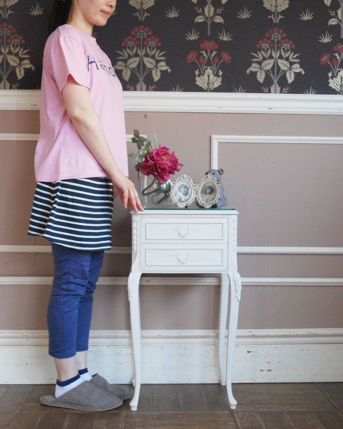 アンティークのチェスト アンティーク家具 フランスアンティークのペイント家具、ガラス天板のナイトキャビネット(サイドチェスト)。とっても可愛いチェスト。(q-769-f)