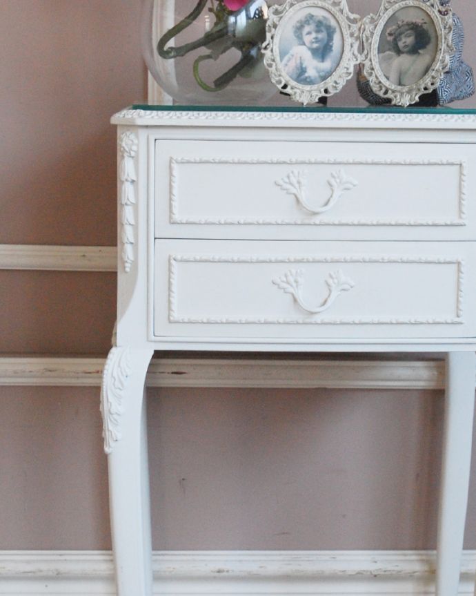 アンティークのチェスト アンティーク家具 フランスアンティークのペイント家具、ガラス天板のナイトキャビネット(サイドチェスト)。ホワイトのペイントがフランスらしく、爽やかです。(q-769-f)