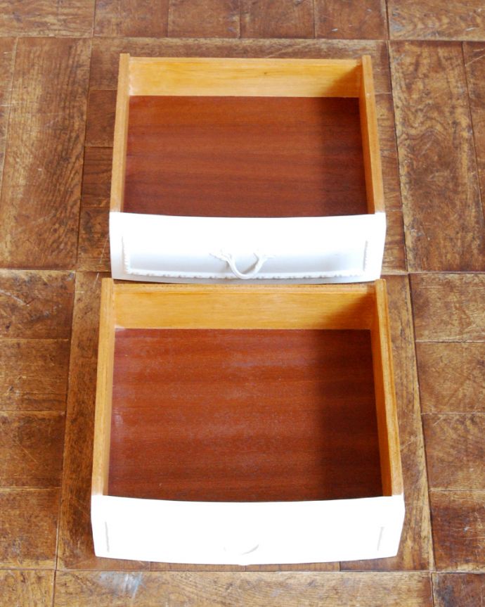 アンティークのチェスト アンティーク家具 フランスアンティークのペイント家具、ガラス天板のナイトキャビネット(サイドチェスト)。引き出しが2杯あります。(q-769-f)