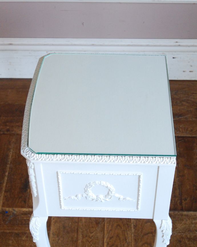 アンティークのチェスト アンティーク家具 フランスアンティークのペイント家具、ガラス天板のナイトキャビネット(サイドチェスト)。天板ももちろんピカピカにお直ししています。(q-769-f)