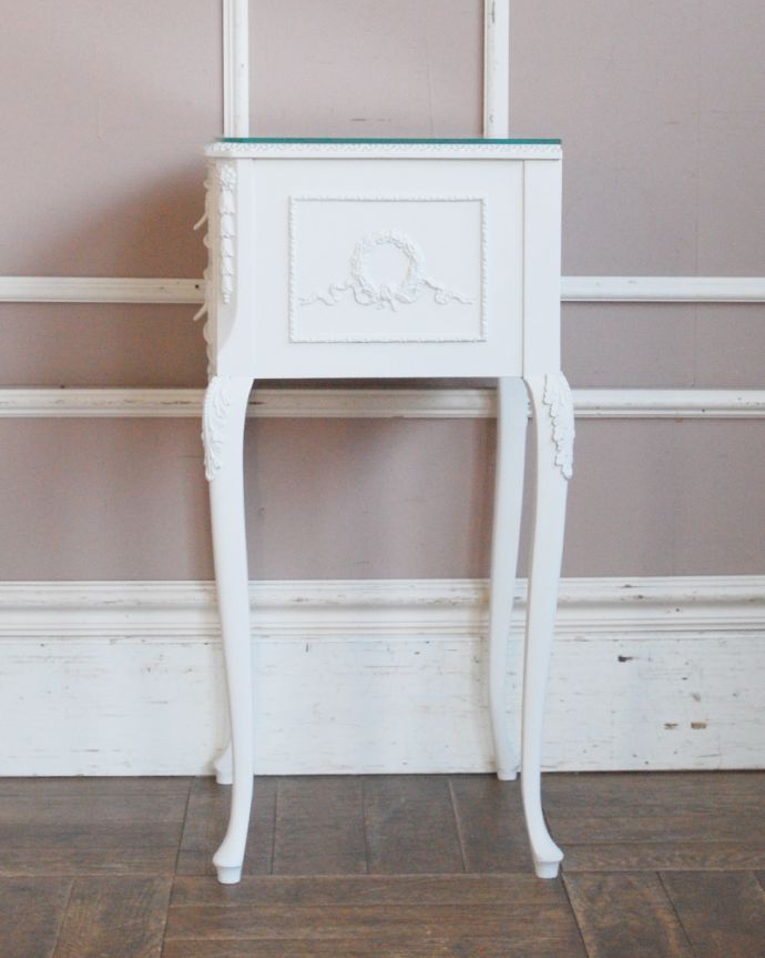 アンティークのチェスト アンティーク家具 フランスアンティークのペイント家具、ガラス天板のナイトキャビネット(サイドチェスト)。サイドから見ても美しいデザイン。(q-769-f)