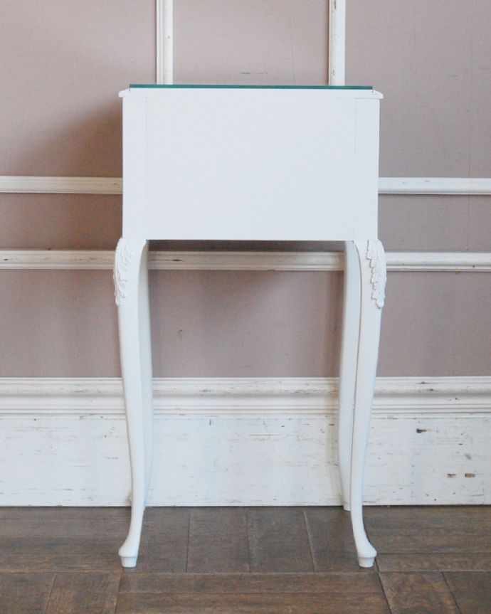 アンティークのチェスト アンティーク家具 フランスアンティークのペイント家具、ガラス天板のナイトキャビネット(サイドチェスト)。アンティークは新品ではないので、経年変化によるキズはありますが、専門の職人によって目立たないようにキレイにお直しをしています。(q-769-f)