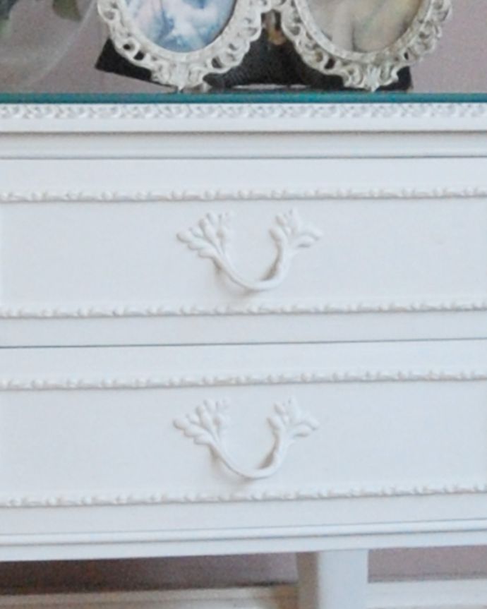 アンティークのチェスト アンティーク家具 フランスアンティークのペイント家具、ガラス天板のナイトキャビネット(サイドチェスト)。引き出しの取っ手は蔦のような凝ったデザイン。(q-769-f)