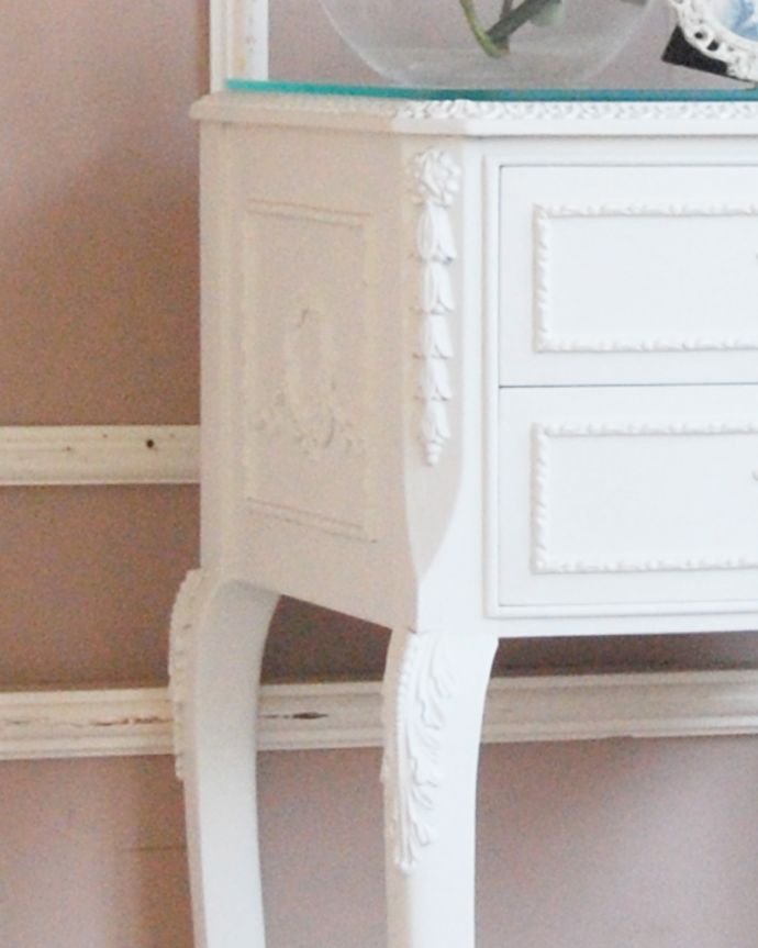 アンティークのチェスト アンティーク家具 フランスアンティークのペイント家具、ガラス天板のナイトキャビネット(サイドチェスト)。隅々まで細やかな彫が施されています。(q-769-f)