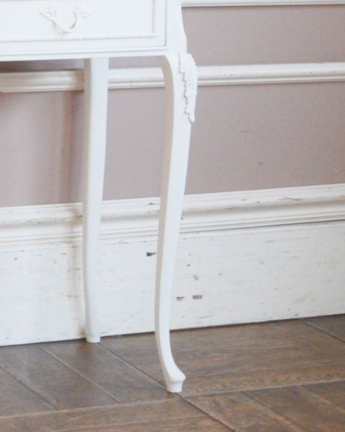 アンティークのチェスト アンティーク家具 フランスアンティークのペイント家具、ガラス天板のナイトキャビネット(サイドチェスト)。スラリと伸びた美しい脚。(q-769-f)